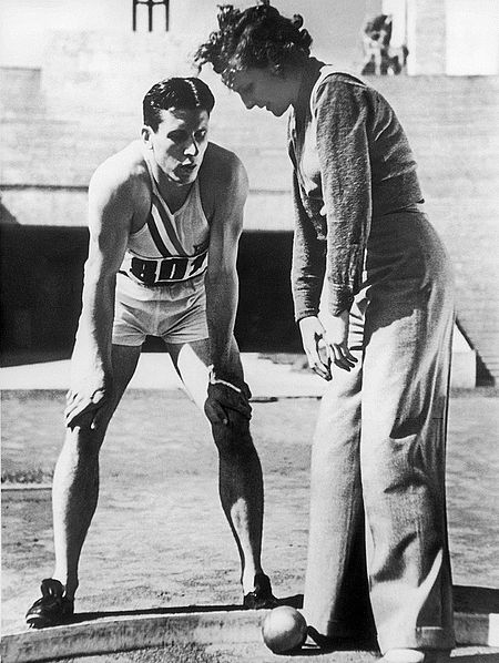 Glenn Morris and Leni Riefenstahl 1936.jpg