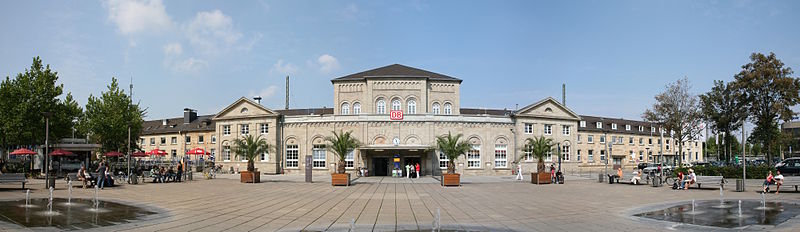 File:Goe Bahnhofsvorplatz.jpg