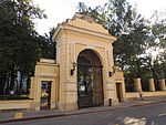 Golytsin landgoed (Znamenskiy lane) 01 mail gate - door shakko.JPG