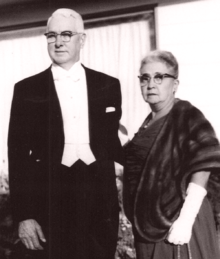 Shipp with his wife. Gordon Shipp and Bessie Luella Breeze.png