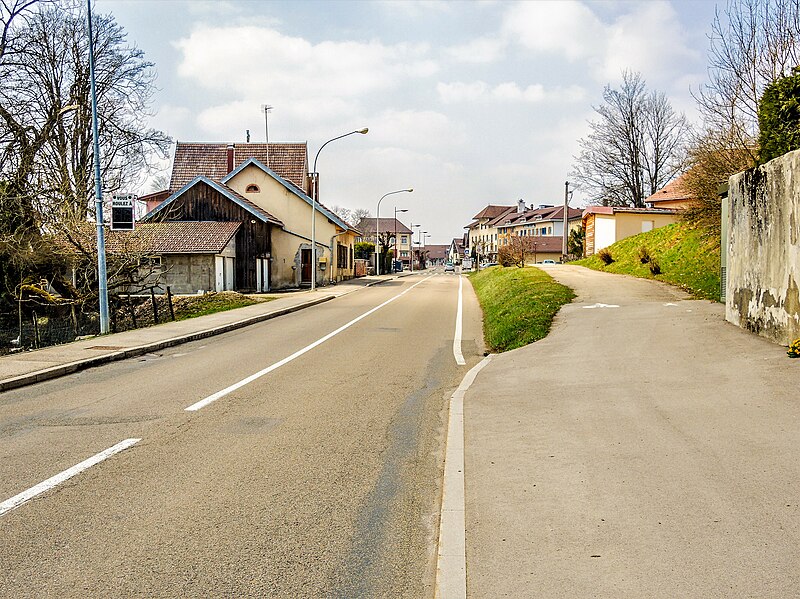 File:Grande rue. Entrée nord du village.jpg