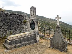 Tombeau de Marko Miljanov (A gauche le monument érigée par sa femme Stefa et à droite un monument érigée par le peuple)