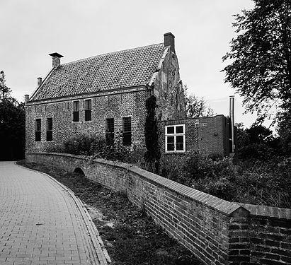 Steinhaus in Greetsiel, ursprünglich aus dem 16. Jahrhundert mit einem Keller um 1400