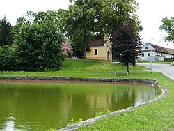 Hůry - rybník a kaple.jpg