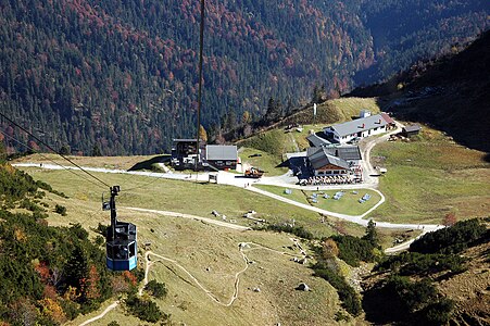 Talstation der Hochalmbahn mit Hochalm über dem Bodenlaine-Tal