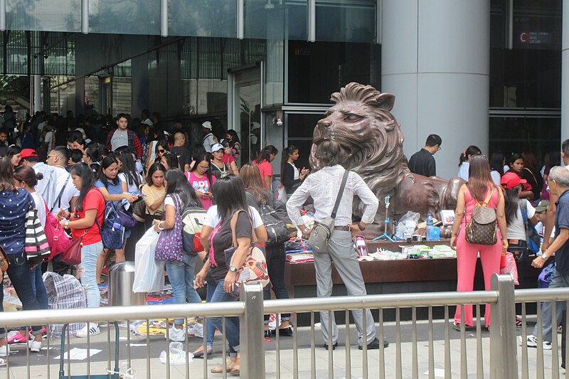 File:HK 中環 Central 德輔道中 Des Voeux Road tram view HSBC HQ lion statue n visitors June 2019 IX2 02.jpg