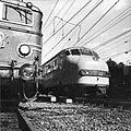 HUA-151220-Afbeelding van de kop van het diesel-electrische treinstel DE 3 (serie 111-152-plan U) van de N.S. te Arnhem met links electrische locomotief nr. 1127 (serie 1100) van de N.S..jpg