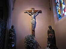 Christ en croix (XIXe) et statues d'Apôtres (XVIe-XVIIe)