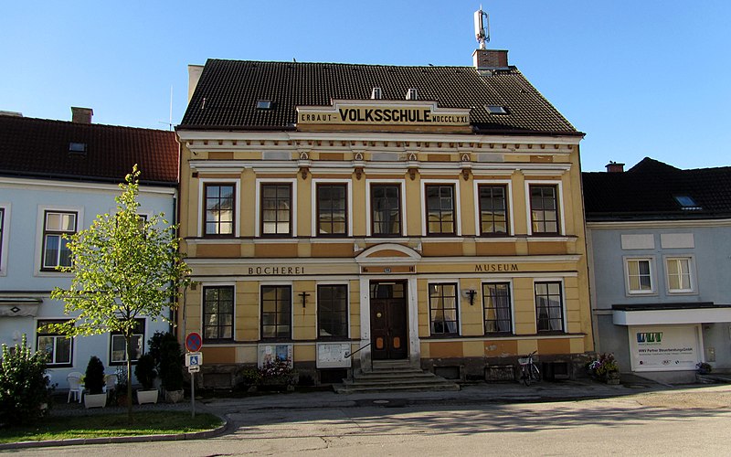 File:Heimatmuseum ehem. Schule in Schrems.jpg