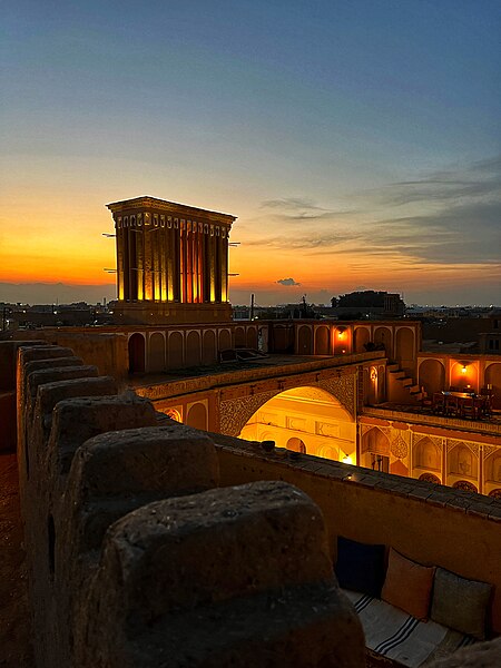 File:Historical context of Yazd at night.jpg