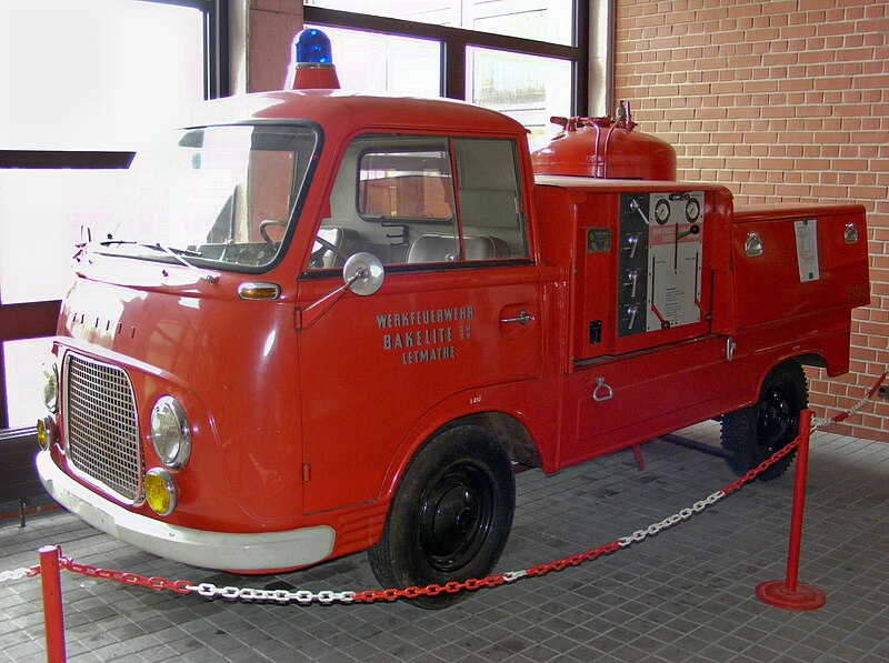 Der Ford FK 1000/1250 800px-Historisches_Feuerwehrfahrzeug_der_Werkfeuerwehr_Bakelite%2C_Linmath_%28Deutsches_Feuerwehrmuseum_Fulda%29