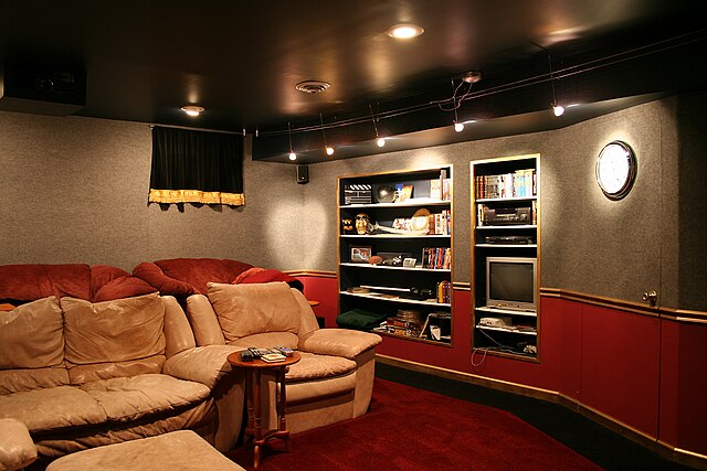 640px-Home-theater-tysto2.jpg