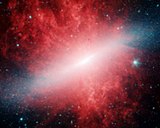 Image composite de M82 obtenue en réunissant trois bandes de l'infrarouge, l'infrarouge lointain en rouge et l'infrarouge proche en vert et bleu. Les données proviennent du télescope spatial Spitzer.