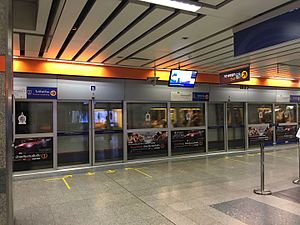 Huai Khwang İstasyonu platform seviyesi (2) .jpg