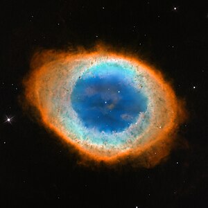 HSTの広視野カメラ3 (WFC3) によって469 nmから673 nm の7つの波長で得られた観測データから合成された惑星状星雲M57の画像。