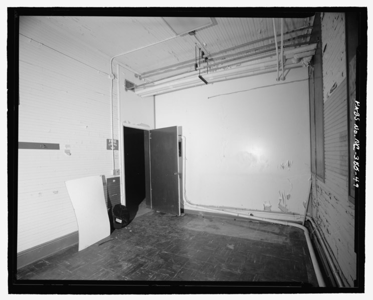 File:INTERIOR RADIO BEACON ROOM, LOOKING SOUTHWEST. - Oregon Inlet Coast Guard Station, Northern end of Pea Island, East side of State Road 1257, 0.3 mile North of North Carolina Highway 12, HABS NC-385-49.tif