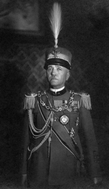 Il Maresciallo Badoglio con il collare dell'Ordine dell'Annunziata.png