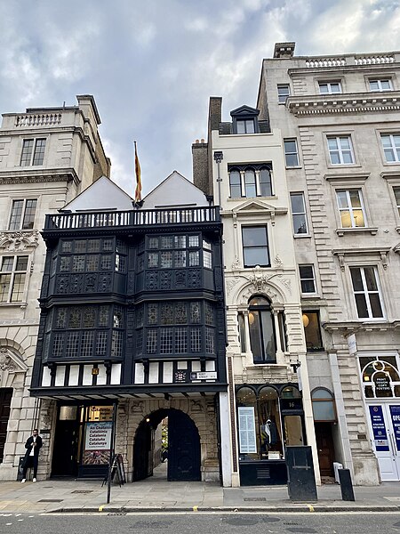 File:Inner Temple Gatehouse and 15 and 16 Fleet Street, December 2022.jpg