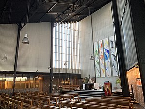 L'intérieur de l'église, avec sa lumière tamisée.