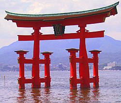 Itsukushima torii angle.jpg