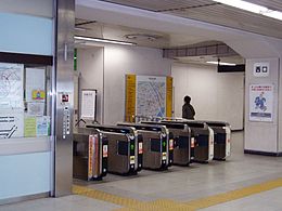 Porte de la gare JR Est de Bakurocho.jpg