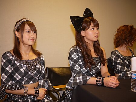 Tập_tin:Japan_Expo_2010_-_Morning_Musume_-_Conférence_Presse_-_Day1_-_P1440315.jpg