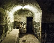 Even after restoration, Posición Jaca, the bunker under Parque del Capricho in Madrid, still has remnants of the black paint that was spread during the filming.[3]