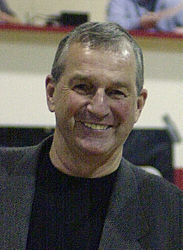 Jim Calhoun z Connecticut Huskies otrzymał nagrodę w 2005 roku.