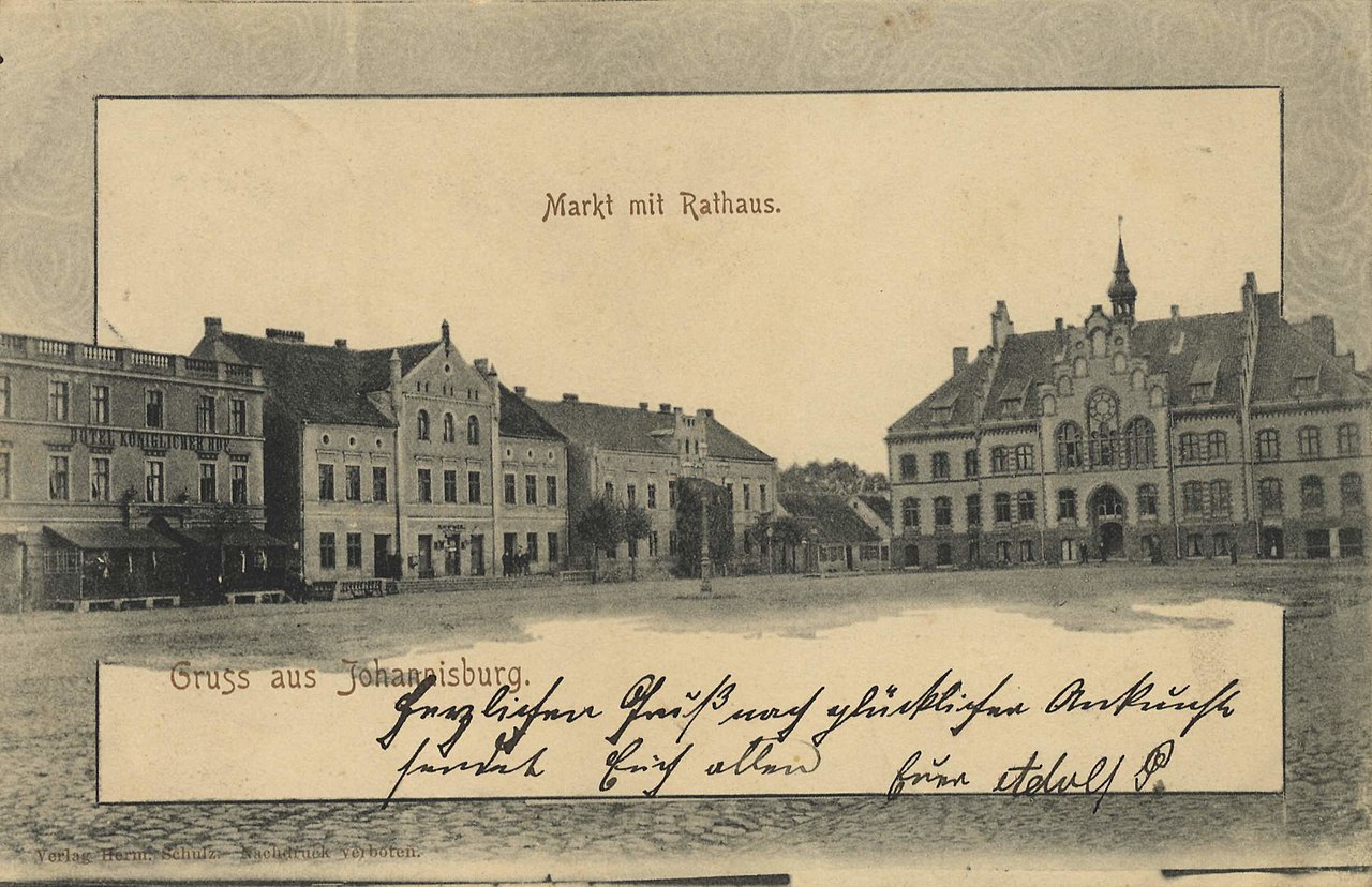 Johannisburg, Ostpreußen - Marktplatz mit Rathaus (Zeno Ansichtskarten).jpg
