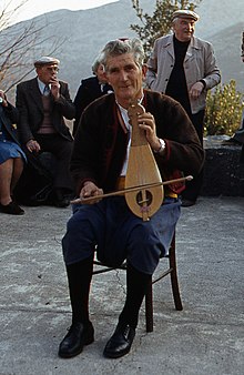 Joueur de Gadoulka en costume - Montenegro.jpg