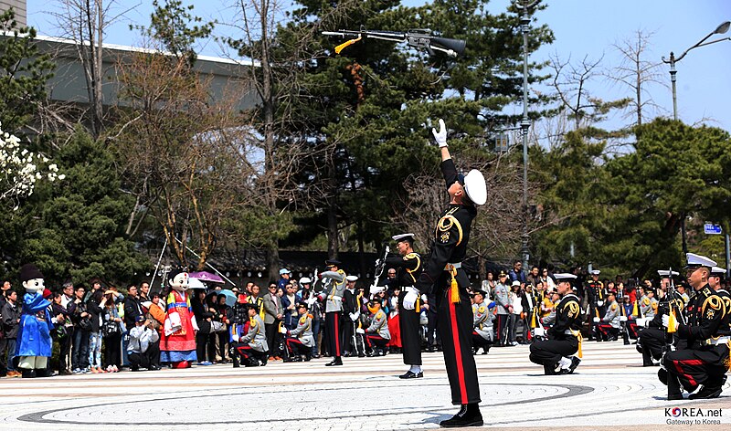 File:KOCIS Korea Cheongwadae Honor Guards Event 21 (8656361857).jpg