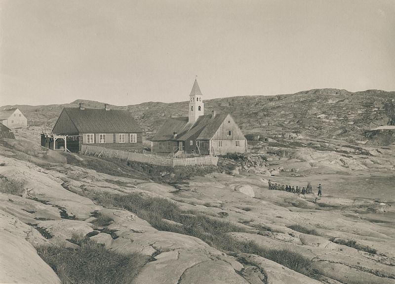 File:KRABBE(13) Greenland. Church and doctor's residence of the town Jakobshavn - Ilulissat (11340038626).jpg