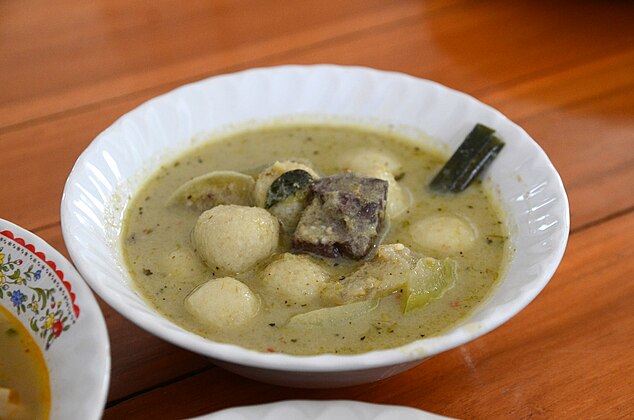 Thai Kaeng khiao wan luk chin pla, green curry with fish balls