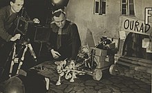 Takto to například vypadalo při natáčení filmu Pan Prokouk ouřaduje (1947). Loutky bylo vždy třeba před zachycením dalšího záběru ručně upravit do požadované polohy.