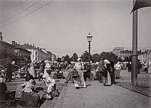 Monochrome picture of Helsinki's Market Square from the 1890s Kauppatori Kolera-altaan luona - G30718 - hkm.HKMS000005-km0000phjs.jpg