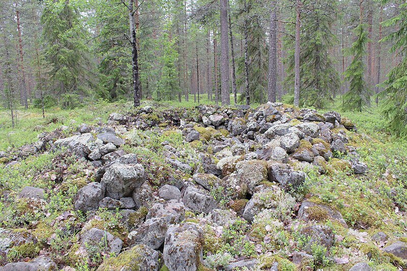 File:Kettukangas stone cairn.JPG