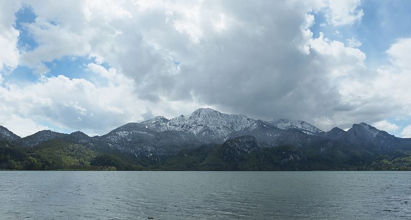 File:Kochelsee - Blick auf den Herzogstand - April 2016.jpg