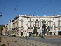 Kronverksky Prospekt en la estación de metro Gorkovskaya, casa 21 y un monumento a Gorky en la intersección con Kamennoostrovsky Prospekt