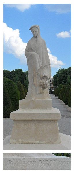 Statue en pierre blanche d'une femme en habit de deuil tenant un bouquet renversé