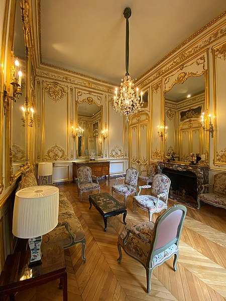 File:La chambre du maître Hôtel de Besenval Paris.jpg