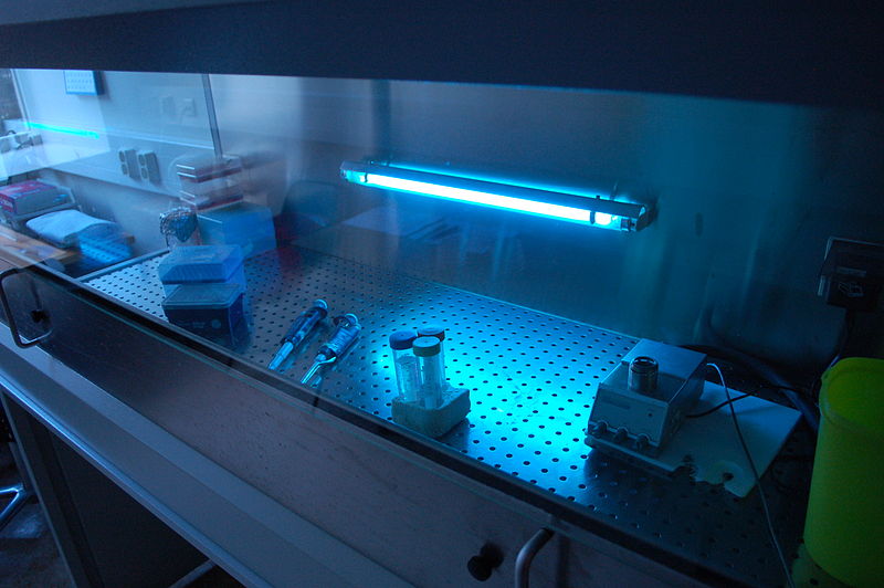 File:Laborivahendite steriliseerimine kasutades UV-kiirgust.jpg