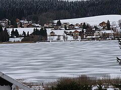 Le lac partiellement gelé (Saint-Point-Lac au fond).