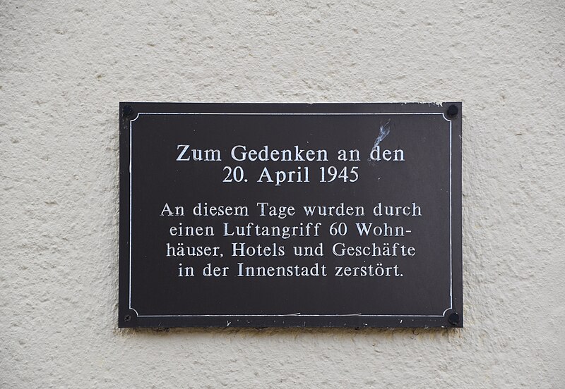 File:Lange Straße 18 (Blankenburg) Gedenktafel Zerstörung 20. April 1945.jpg