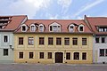 Wohnhaus in geschlossener Bebauung, mit zwei Seitenflügeln im Hof und Hofmauer