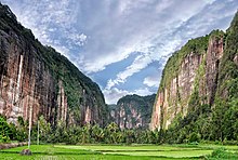 Harau canyon in Lima Puluh Kota Regency Is close to Payakumbuh, West Sumatra Lembah harau 50 kota.jpg