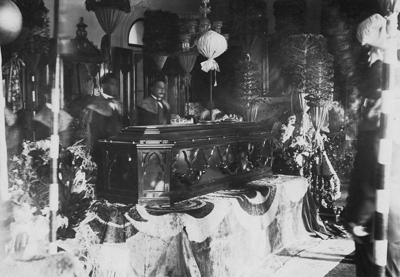 File:Liliuokalani lying in state at Iolani Palace (PP-26-5-004).jpg