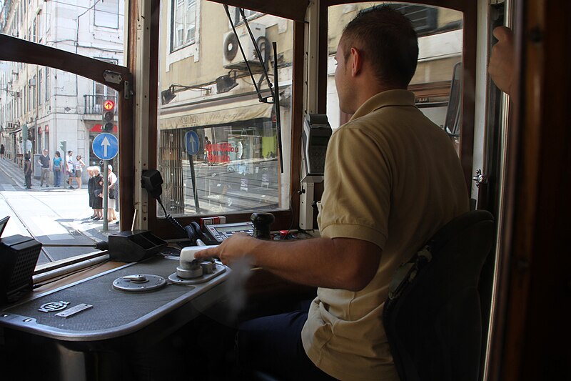 File:Lissabon-Strassenbahn-06-Fahrer-2011-gje.jpg