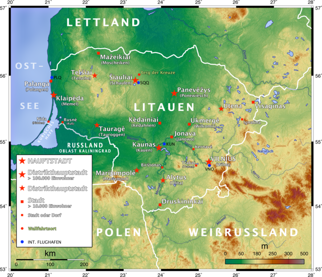 Landkarte Litauens mit farbiger Markierung topografischer Unterschiede. Hauptstadt, Distrikthauptstadt, Stadt, Wallfahrtsort und Flughafen sind eingezeichnet und in der Legende links unten erläutert.