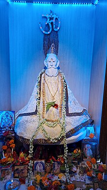 Heiligenfigur von Lokenath Brahmachari in einem gewöhnlichen Haushalt in Hatibagan, Kolkata, Indien.