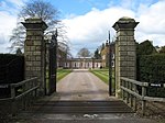 Pordegoj kaj gatepiers al oriente de Longford Hall